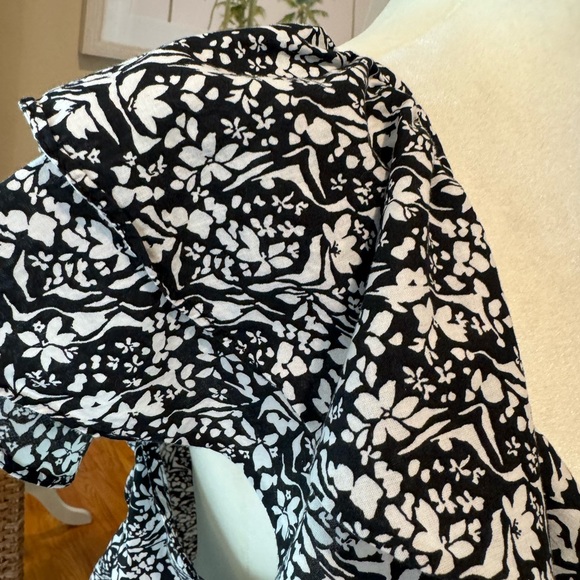 Black Floral Ruffle Top Short Sleeve Blouse Target Flutter Universal Thread™ - Picture 7 of 7